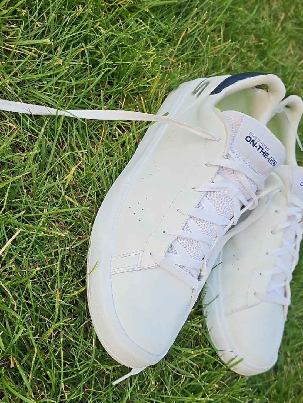Skechers On The Go Men's Quick Fit White & Navy Low-Top Leather Sneakers - Picture 4 of 13